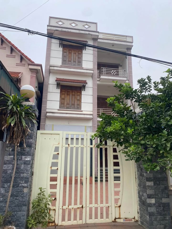 Nhà 3 tầng mới xây khu phố Linh Xá Nam Hưng - Mặt tiền 8m, kinh doanh sầm uất!