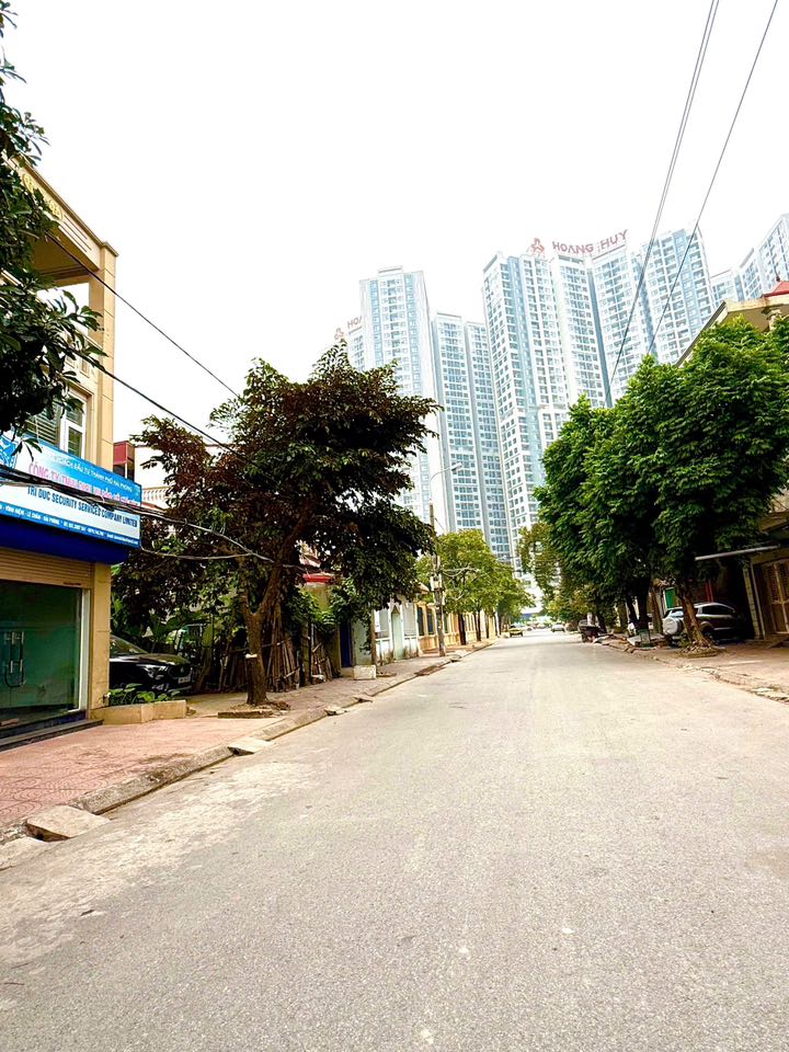 Nhà 3,5 tầng mặt đường Thiên Lôi 60m² giá 8.3 tỷ - Ô tô đỗ thoải mái!