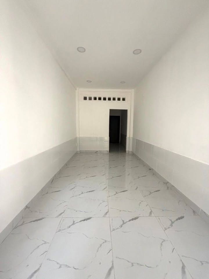 Nhà 2 tầng mới đường Võ Văn Kiệt Quận 1 - Giá chỉ 3.7 tỷ - Đầu tư sinh lời!