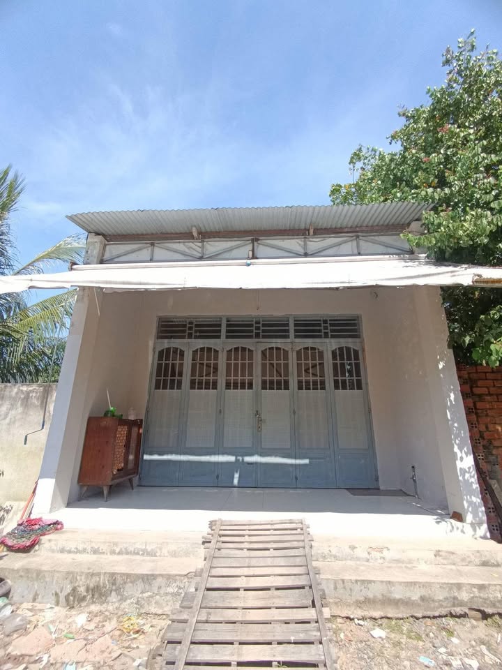 Nhà phố Hòa Thành 100m² giá 799 triệu - Đường rộng, tiện ích đầy đủ!