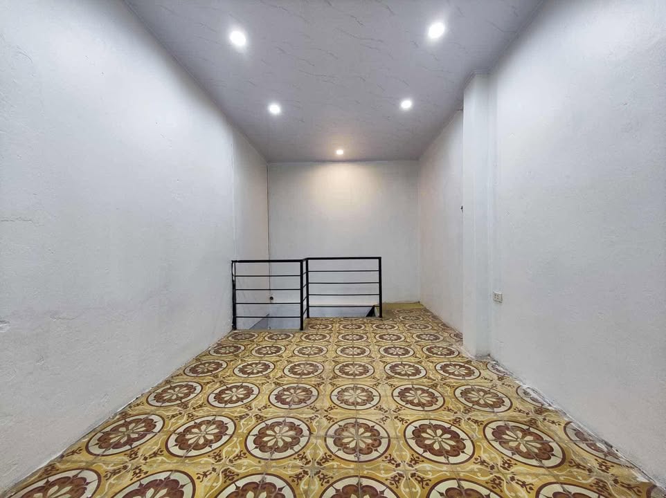 Nhà cho thuê Đội Cấn 24m² giá 5.5 triệu - Thiết kế thông tầng tiện lợi!