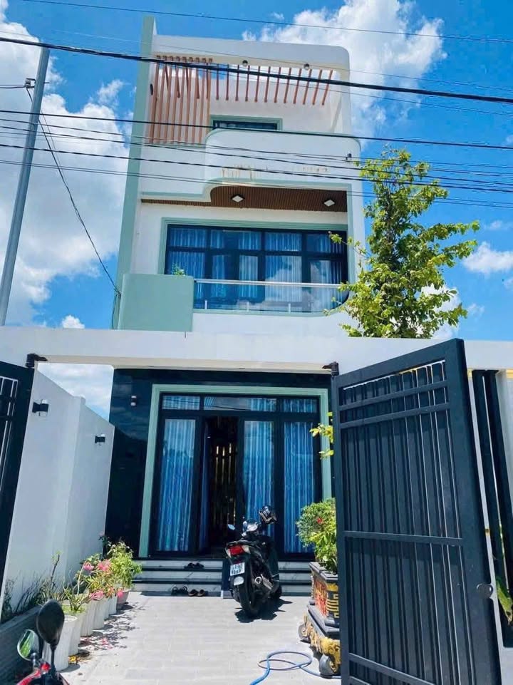 Nhà 1 trệt 2 lầu tại Phú Nhuận, Bến Tre 110m² giá chỉ 2.9 tỷ - Full nội thất cao cấp!