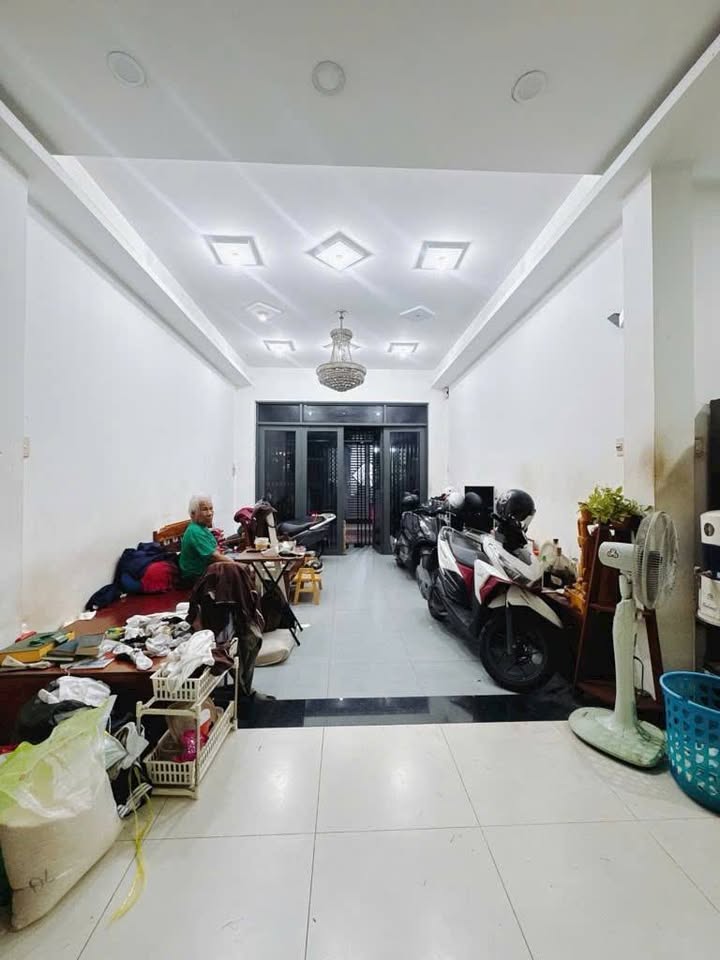 Nhà 4 tầng Đoàn Văn Bơ, 60m² giá 8.5 tỷ - Nở hậu chữ L đẹp!