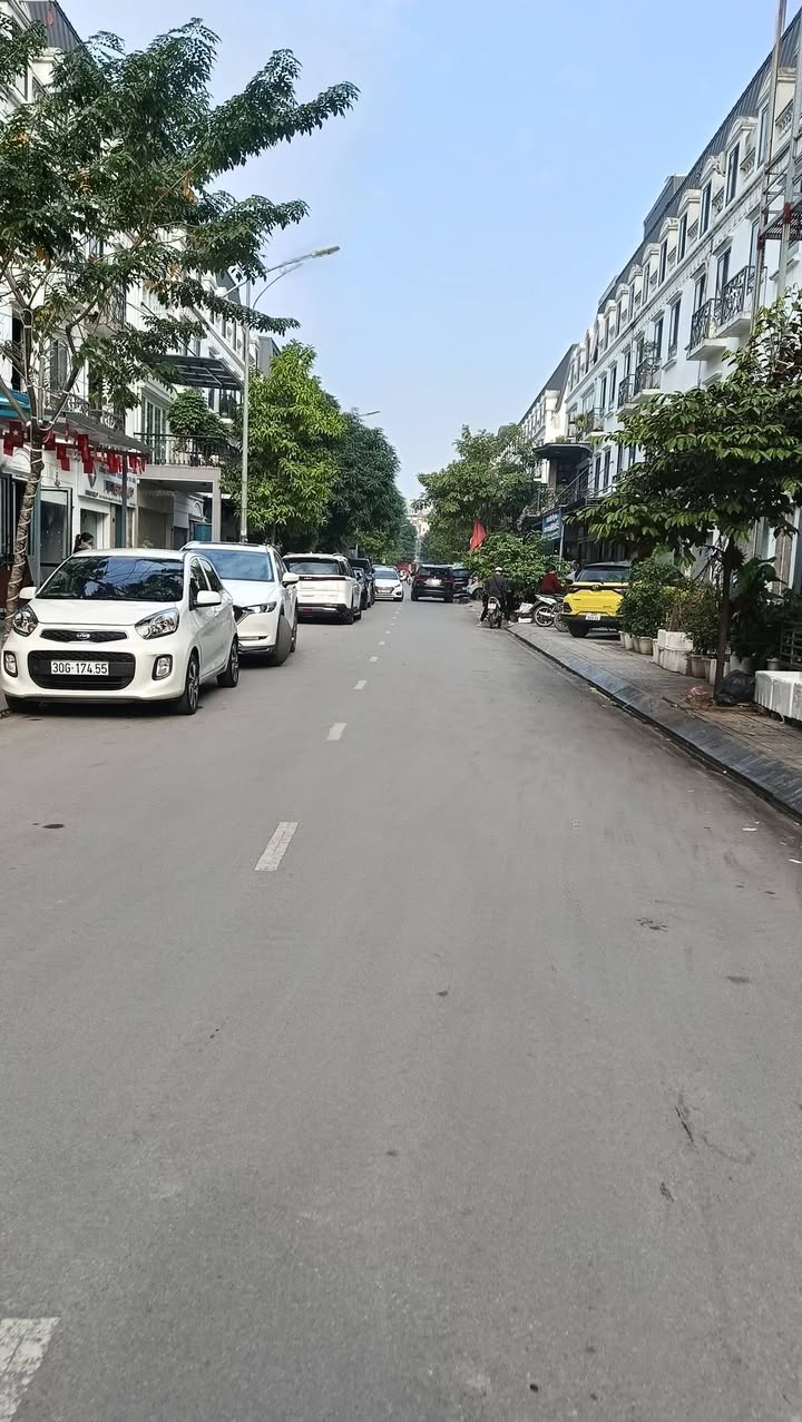 Nhà phố liền kề La Casta Văn Phú 75m² giá 22 tỷ - Đầu tư sinh lời lý tưởng!