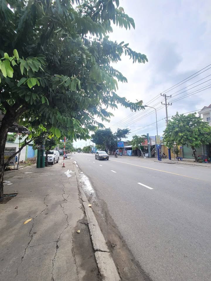 Nhà phố mặt tiền ĐT743B, Tân Đông Hiệp 177m² giá 7.4 tỷ - Kinh doanh sầm uất!