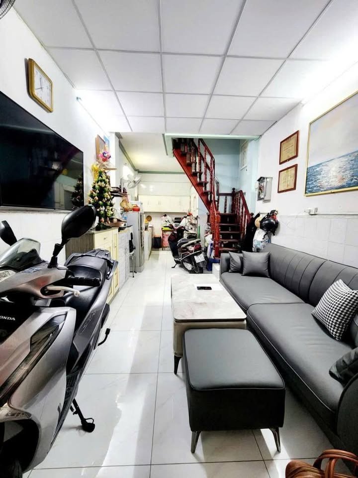 Nhà phố Nguyễn Văn Cừ, Q1, 24m² giá 5.3 tỷ - Sổ đỏ nở hậu, hẻm đẹp!