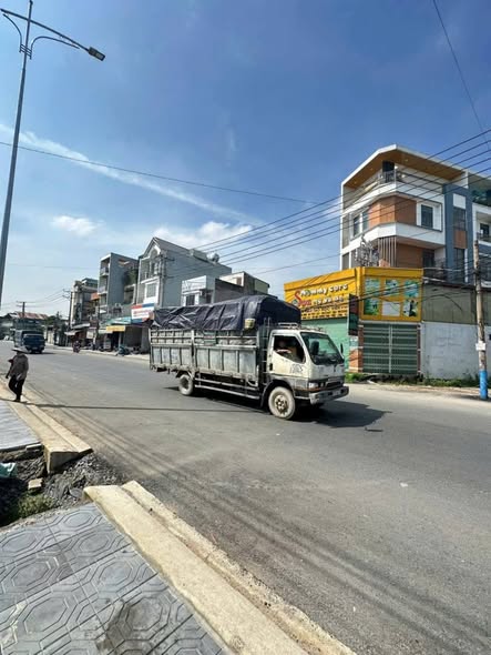 Nhà 4 Lầu Mặt Tiền Nguyễn Thị Tươi Dĩ An 150m² giá 7 tỷ - Kinh doanh hiệu quả!