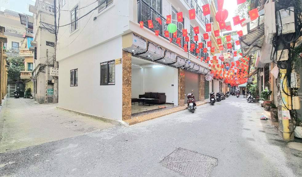 Nhà phố Hoàng Quốc Việt 55m² giá 20.9 tỷ - Lô góc, gara, thang máy
