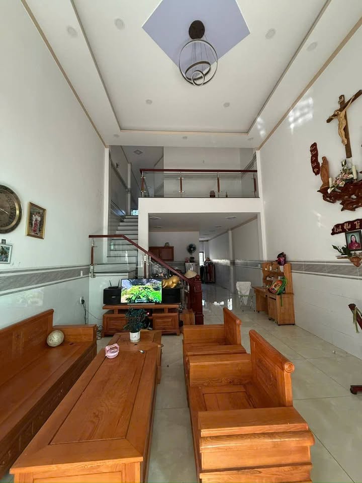 Nhà gác lửng mặt tiền đường nhựa 150m² giá 3.1 tỷ - Kinh doanh ngay tại Bình Dương!