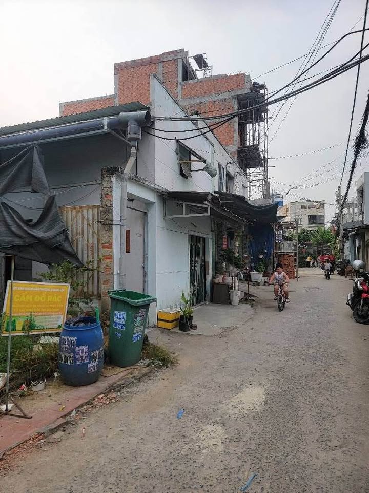 Dãy trọ đường Thạnh Lộc 41, Quận 12, 105m² giá 5.65 tỷ - Dòng tiền ổn định 20 triệu/tháng!