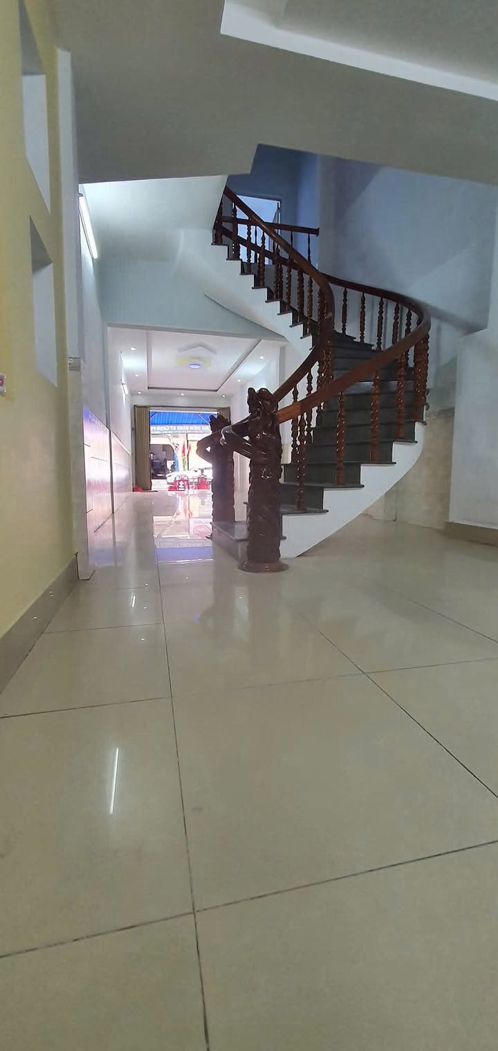 Nhà 2 mê rưỡi mặt tiền đường Cao Thắng, Tuy Hòa 97.7m² giá 5.3 tỷ - Cơ hội đầu tư tuyệt vời!