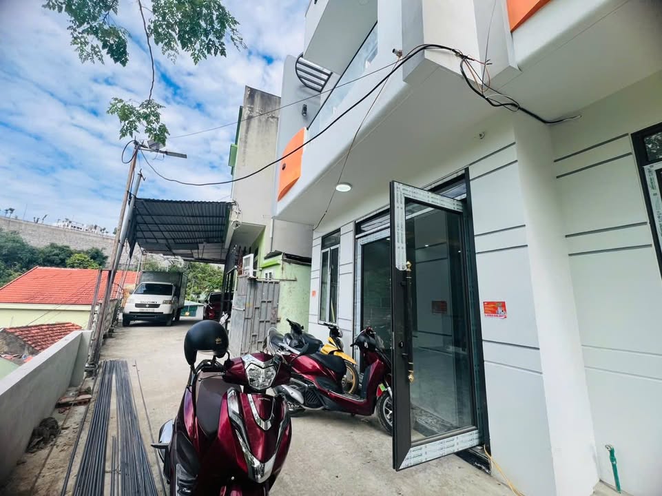 Nhà 3 tầng chính chủ bán gấp tại Ngõ 17 Cao Thắng, 46m² - Tiện ích đầy đủ!