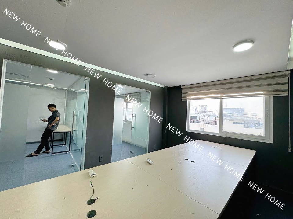 Văn phòng cho thuê quận Phú Nhuận 100m² - Mặt tiền, đầy đủ tiện ích!