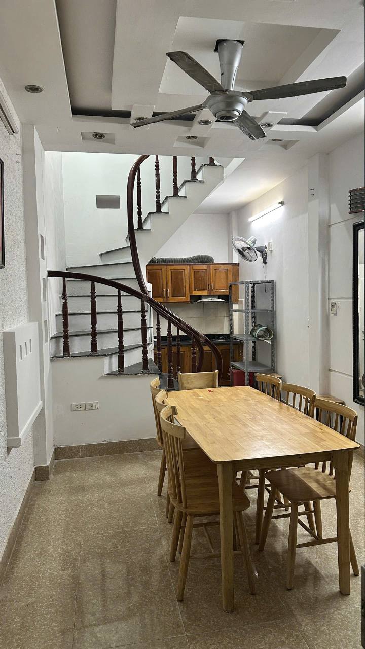 Nhà nguyên căn 4 tầng Lạc Long Quân 30m² giá chỉ 9 triệu/tháng - Sẵn sàng vào ở!