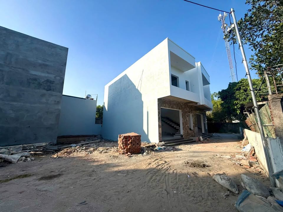 Nhà Song Sinh Chính Chủ Bán tại Khu Thượng Trung, Móng Cái 90m² giá 2 tỷ - Vị trí đẹp, giá trị cao!