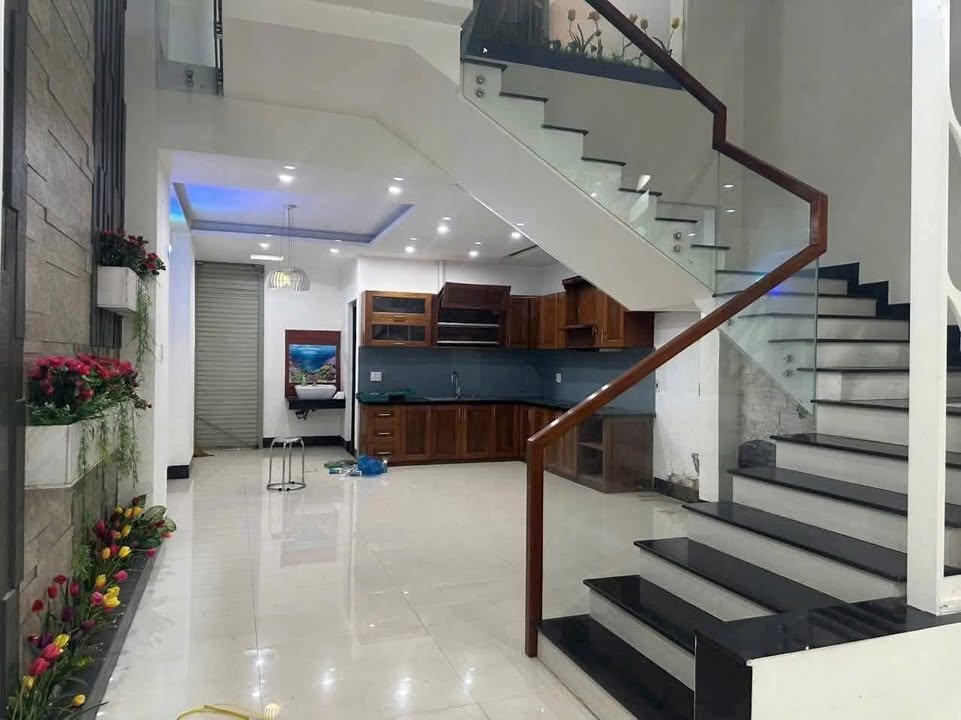 Nhà cho thuê mặt tiền đường Nguyễn Đức Trung 100m² giá 20 triệu - Vị trí kinh doanh đắc địa!