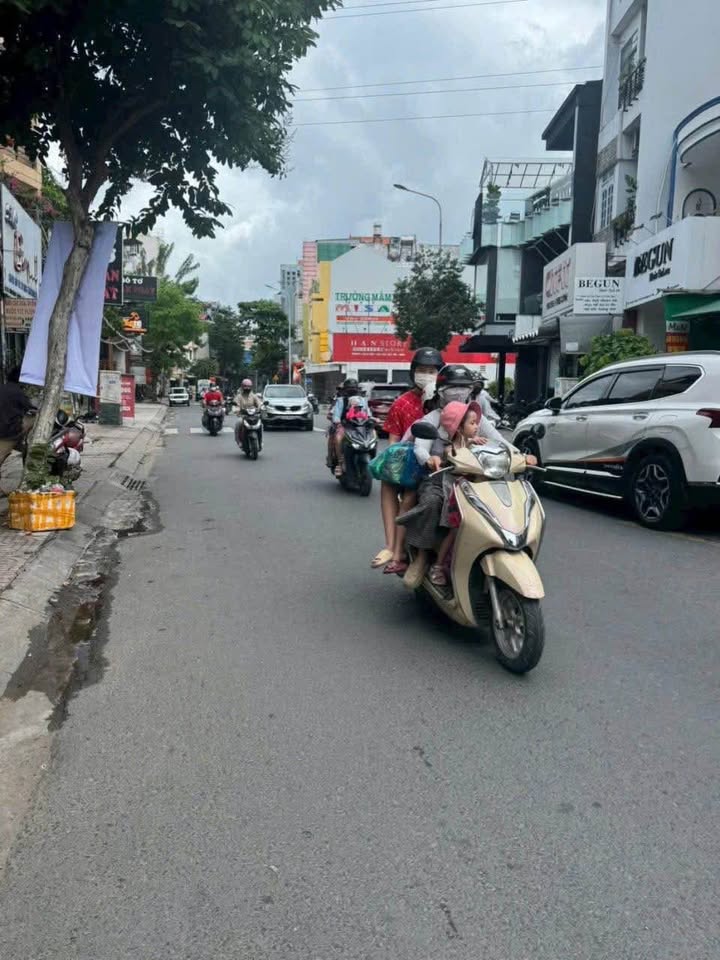 Mặt tiền kinh doanh đường Tỉnh Lộ 10, quận Bình Tân, 136m² giá 25 triệu - Vị trí sầm uất