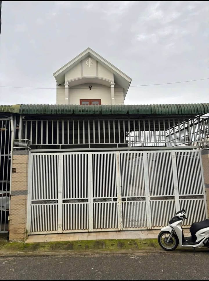 Nhà 2 tầng mặt tiền Nguyễn Trung Trực, Đức Trọng 298m² giá 8 tỷ - Cơ hội sở hữu ngay!