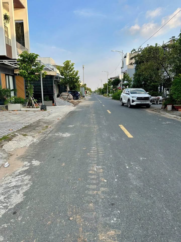 Nhà 1 trệt 1 lửng KĐT Tây Bắc Rạch Giá 90m² giá 2.55 tỷ - Sân đậu ô tô, thương lượng tốt!