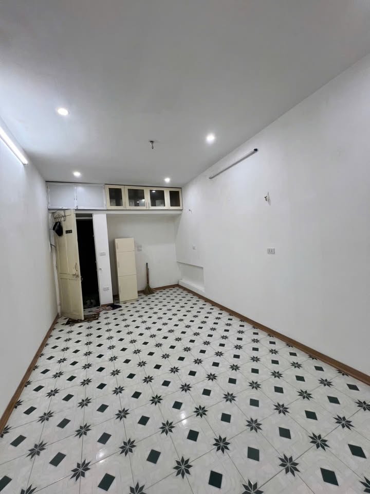 Căn hộ Tập thể tầng 4 Ngõ 129 Nguyễn Trãi 23m² giá 2.75 tỷ - Sổ đỏ chính chủ, giao dịch ngay!