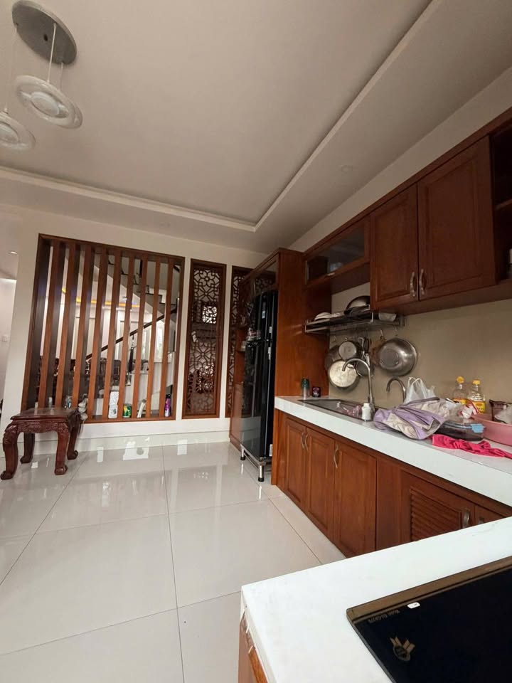 Nhà 1 trệt 3 lầu Phú Hữu, Quận 9, 198.6m² giá 13.5 tỷ - Cơ hội đầu tư hấp dẫn!