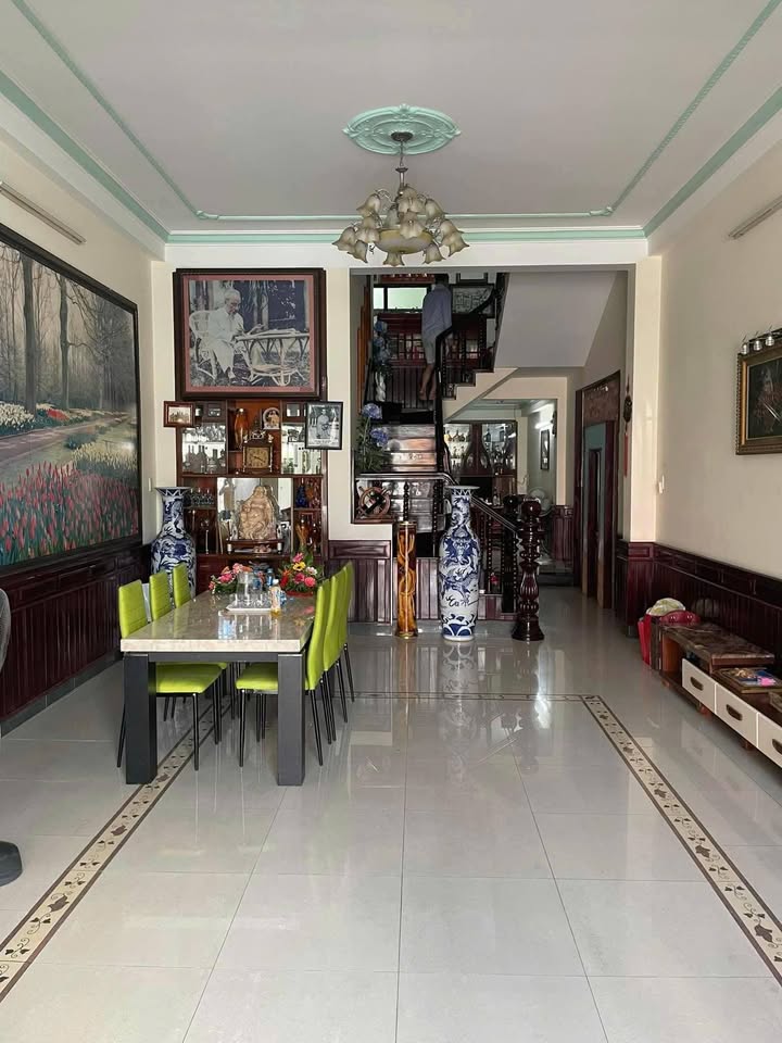 Nhà 3 tầng mặt tiền đường Phan Đăng Lưu, Hải Châu, Đà Nẵng - 150m² giá 25 triệu/tháng, kinh doanh sầm uất!