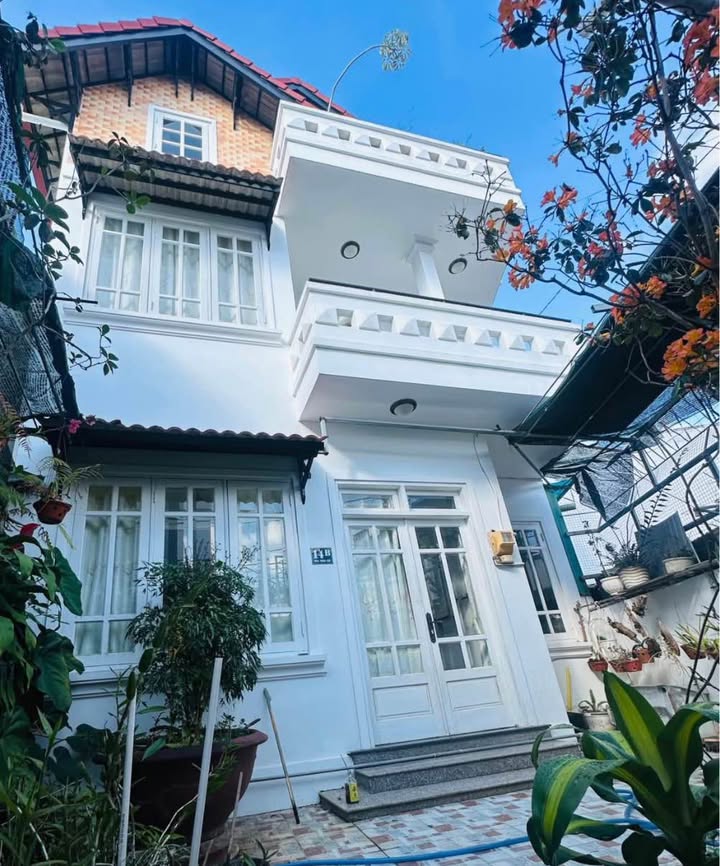 Bán nhà 2 mặt tiền Đà Lạt 141m² giá 9.5 tỷ - Vị trí đắc địa, tiện nghi đầy đủ!