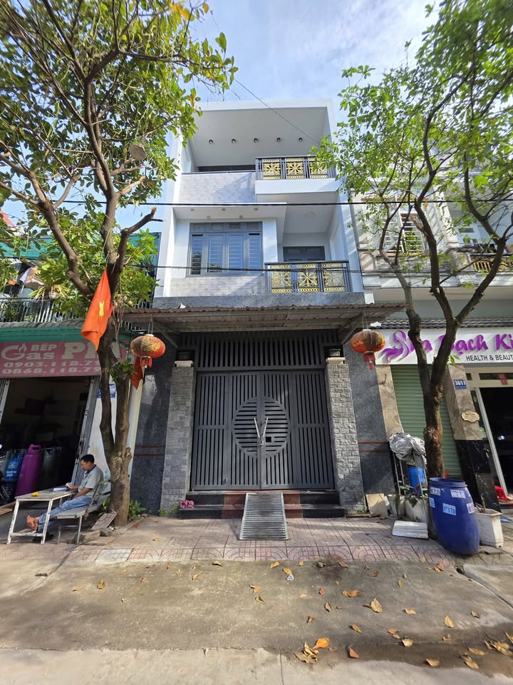 Nhà phố Dĩ An 60.5m² giá 5.25 tỷ - Sổ hồng hoàn công, gần chợ Đông Hòa!