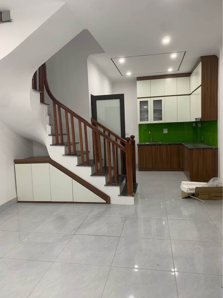 Nhà 3 tầng Bần Yên Nhân 40m² giá 2 tỷ - Thiết kế hiện đại, sẵn sàng vào ở!