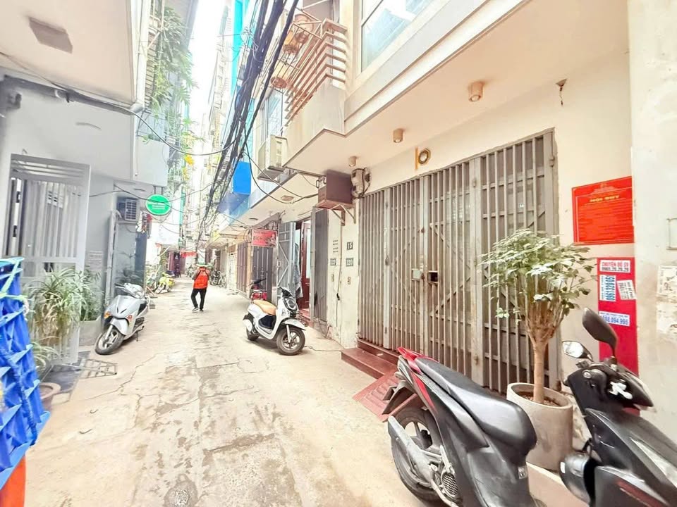 Nhà phố Lạc Long Quân, Tây Hồ 41m² giá 11 tỷ - Nhà đẹp, sổ đỏ chính chủ!