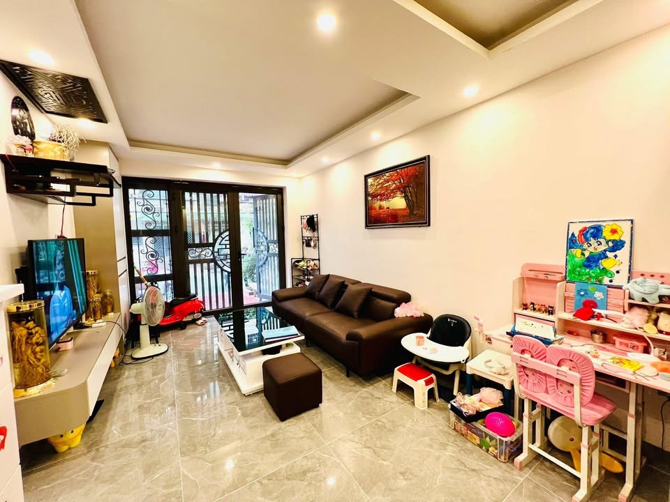 Căn hộ Tập thể Quân đội Nghĩa Tân 45m² giá 6.5 tỷ - Thiết kế hiện đại, mặt phố Hoàng Quốc Việt!