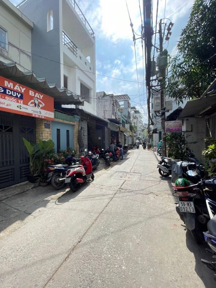 Nhà phố Tân Phú 180m² giá 13.5 tỷ - Đúc kiên cố, sổ đỏ chính chủ!