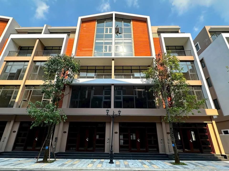 Nhà phố Vịnh Biển Bốn Mùa, Hưng Yên 78m² giá 11.8 tỷ - Cơ hội sở hữu tuyệt vời!