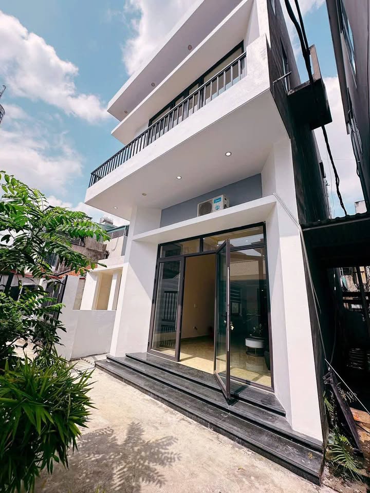 Nhà 2,5 tầng Cẩm Thạch 92m² giá 2.3 tỷ - Thiết kế hiện đại, gần biển!