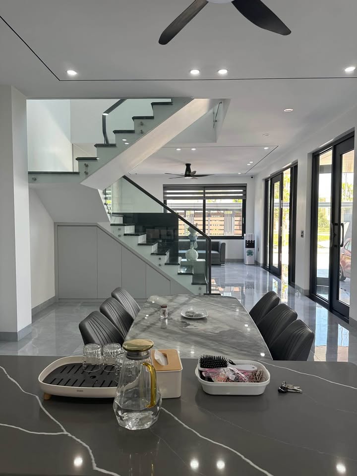 Nhà 3 tầng 1 tum trục đường Duy Tân Móng Cái 90m² giá 4 tỷ - Thiết kế hiện đại, ở ngay!