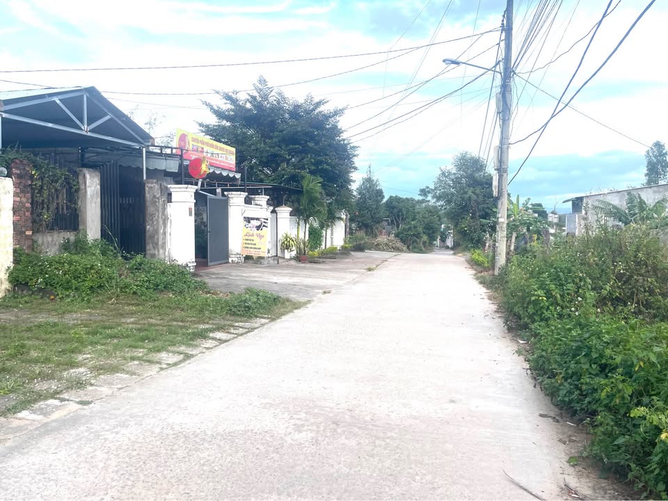 Đất thổ cư mặt đường Bùi Công Trừng, Ngô Mây, 600m² - Vị trí đẹp, giá thỏa thuận!