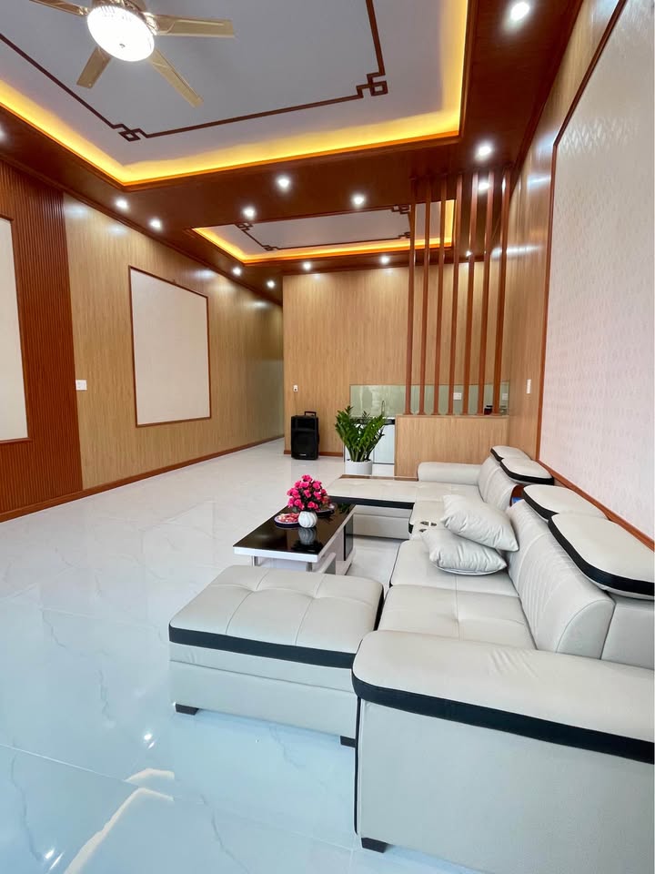 Nhà mặt tiền đường Lý Chính Thắng, Quảng Ngãi 100m² giá 2 tỷ - Thương lượng hợp lý!