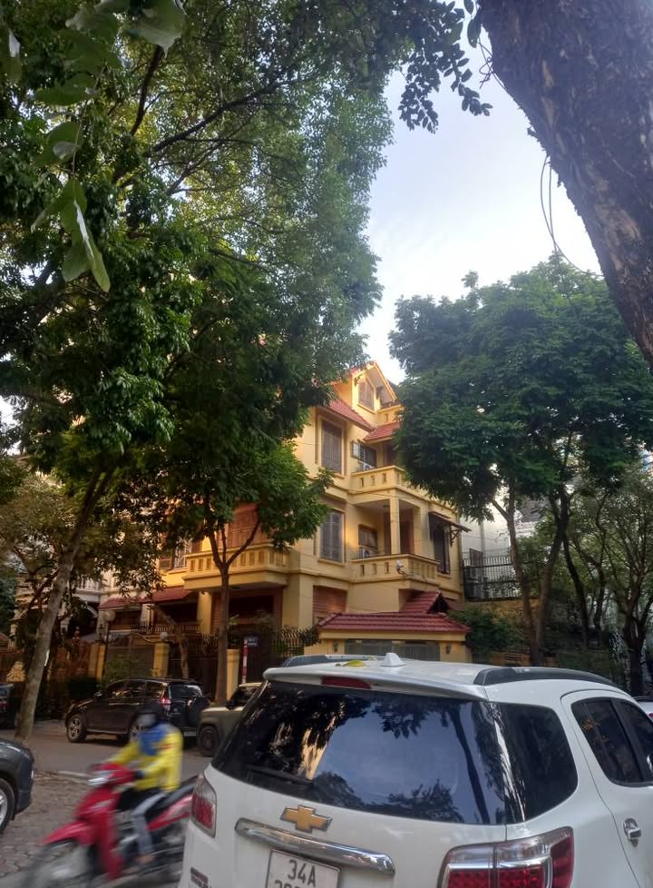 Nhà 3 tầng Lạc Long Quân 80m² giá 1 tỷ - Sổ đỏ chính chủ, gần Hồ Tây!