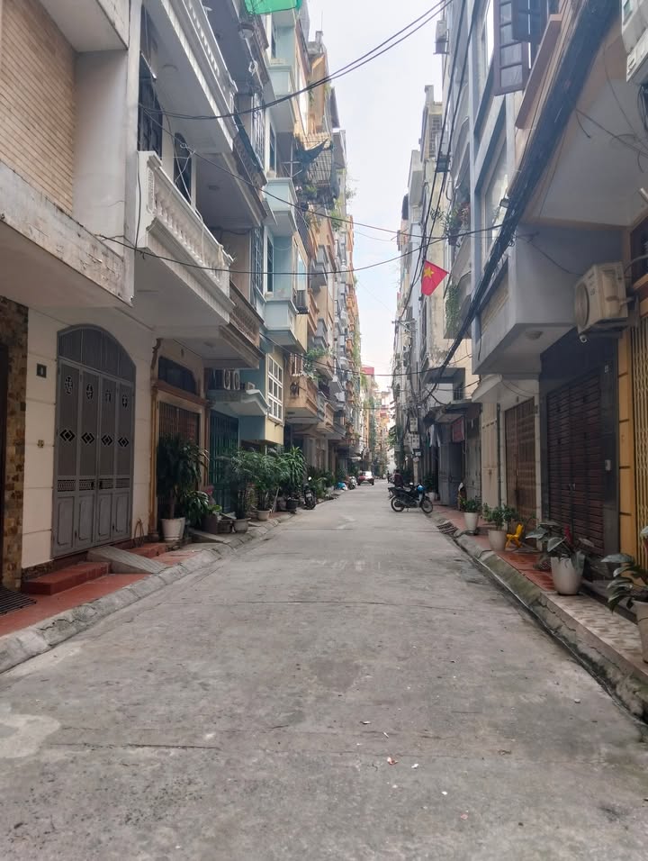 Nhà 2 tầng Nghi Tàm, Tây Hồ 65m² giá 17 tỷ - Sổ đỏ chính chủ, ô tô tránh