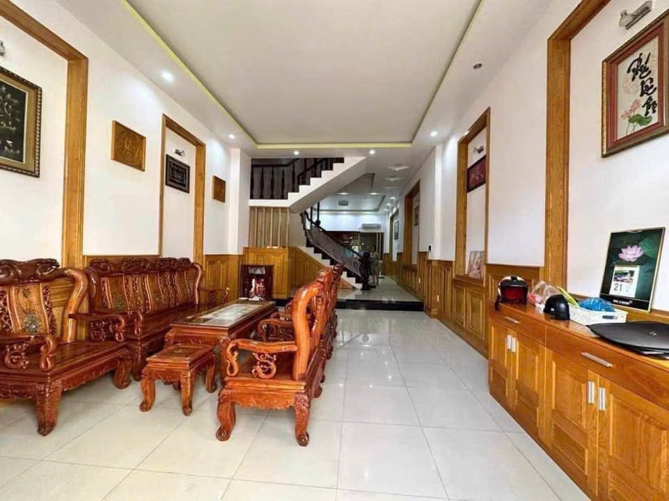 Nhà mới 3 lầu KDC Hùng Vương Phan Thiết 100m² giá 6.4 tỷ - Đầu tư sinh lời hấp dẫn!