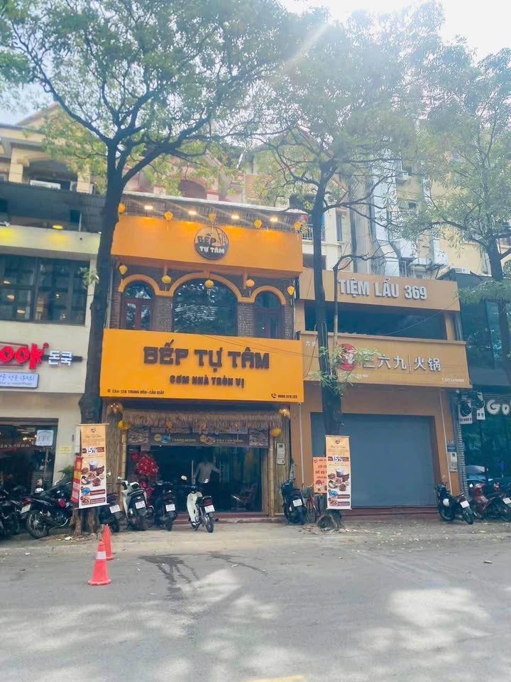 Mặt bằng kinh doanh phố Trung Hòa 140m² giá thỏa thuận - Mặt tiền rộng, vỉa hè thoáng đãng!