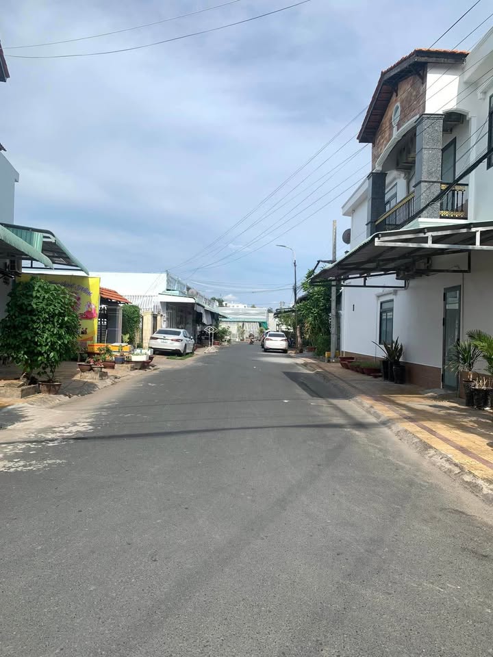 Bán gấp nhà phố 2 tầng tại Nguyễn Văn Linh, Sóc Trăng - Giá 1.95 tỷ, sổ hồng chính chủ!