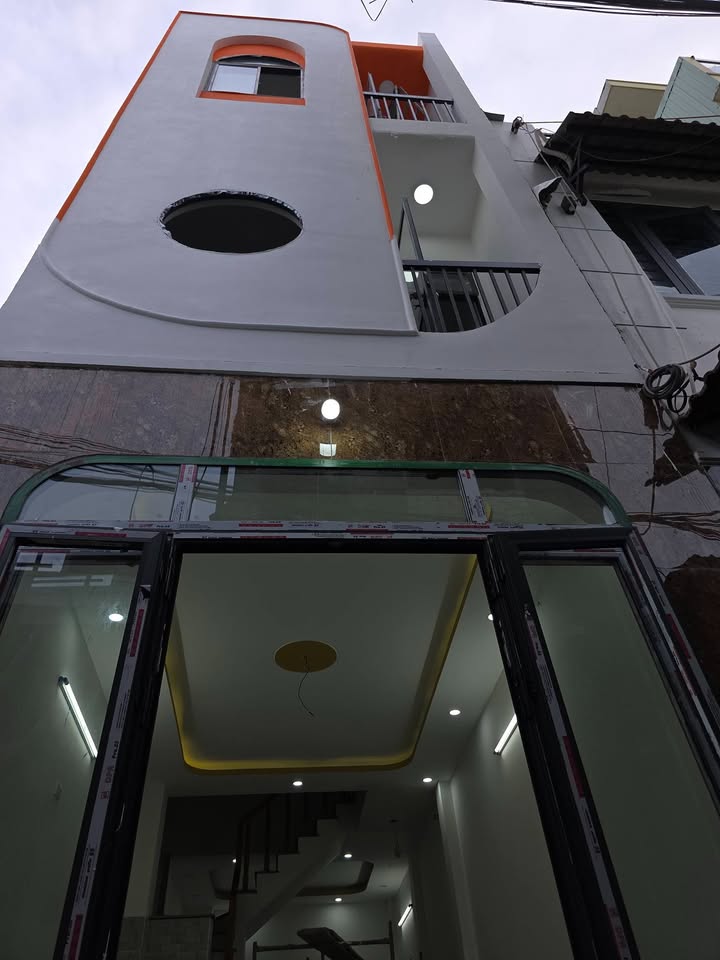 Nhà 3 tầng Nguyễn Thị Minh Khai, 36m² giá 2.85 tỷ - Tiện ích đầy đủ gần biển!