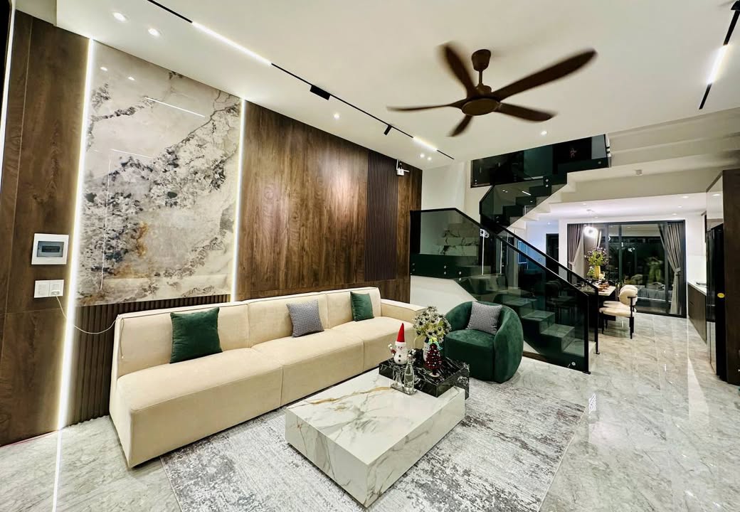 Nhà 3 tầng Hòa Xuân 100m² giá 8 tỷ - Thiết kế hiện đại, sân vườn xanh mát!