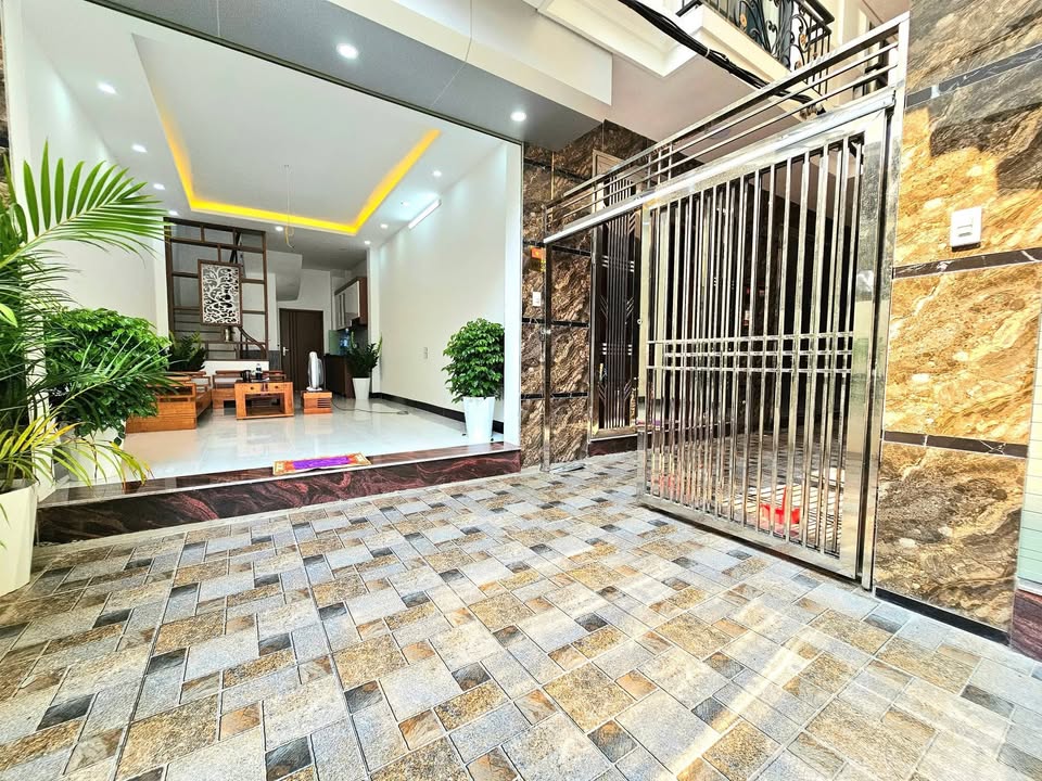 Nhà 5 tầng Lai Xá 30m² giá 6.2 tỷ - Ô tô đỗ cổng tiện lợi!