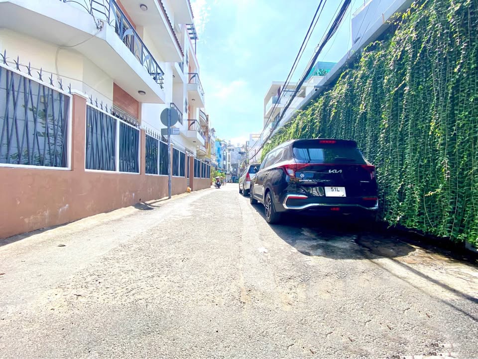 Nhà phố Phan Đăng Lưu, Phú Nhuận 30m² giá 5.6 tỷ - Hẻm xe hơi vào tận nhà!