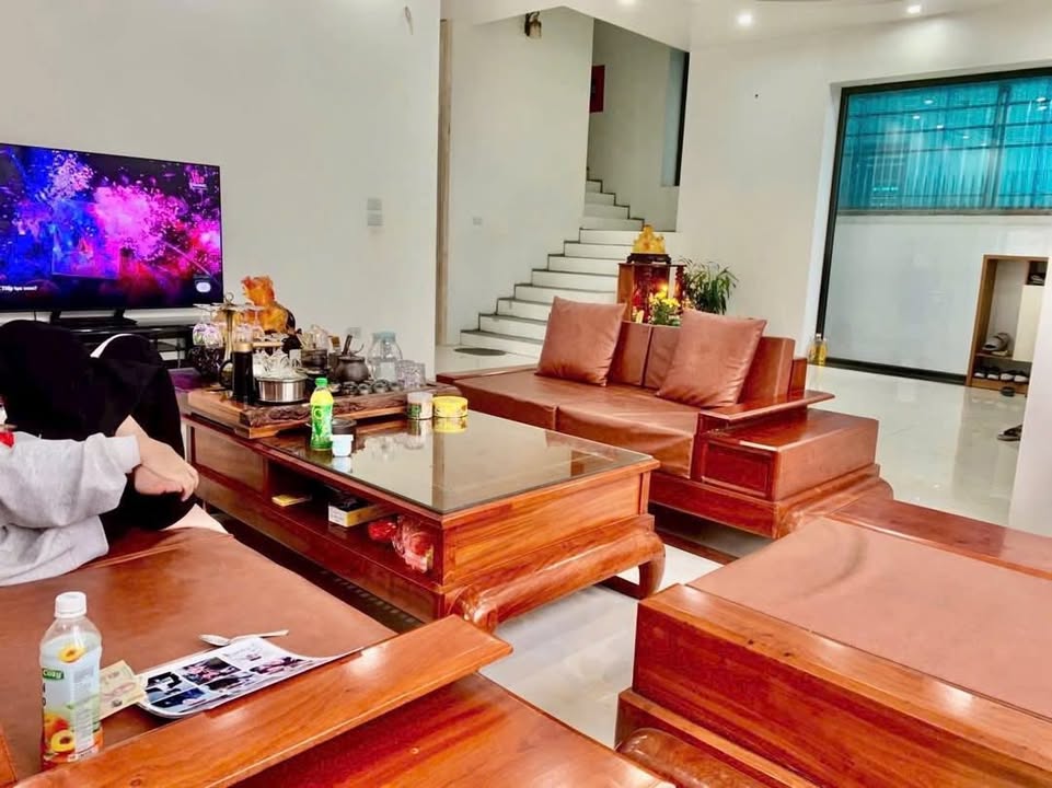 Biệt thự Hạ Long 240m² giá 15 tỷ - Nhà đẹp hiện đại có thang máy!