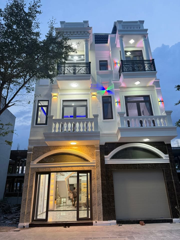 Nhà 3 tầng Dĩ An Bình Dương 64m² giá 5.5 tỷ - Sổ hồng riêng, gần Vincom!