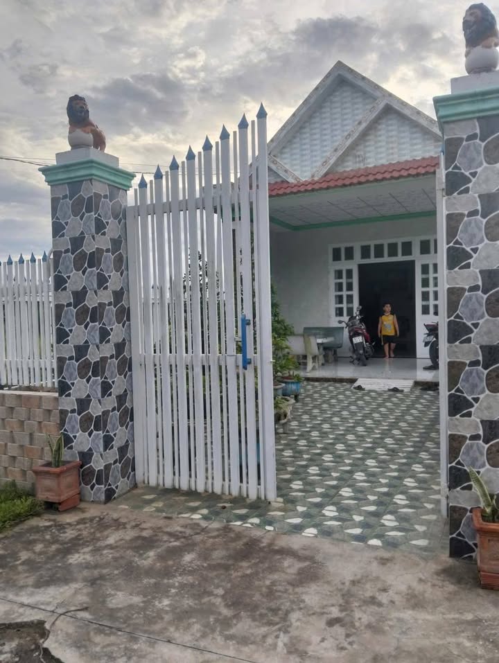 Nhà cấp 4 300m² xã Nhị Thành, Thủ Thừa - Giá chỉ 2.2 tỷ, thương lượng ngay!