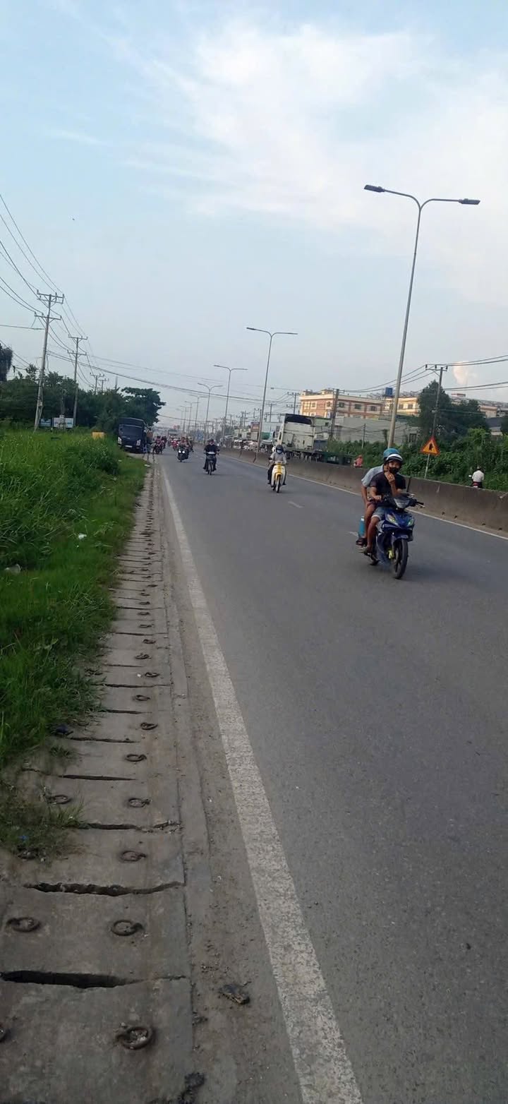 Đất nền thổ cư 1850m² mặt tiền đường 824, Bến Lức - Cơ hội đầu tư lý tưởng!